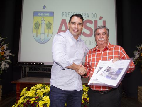 Prefeito de Assú, Gustavo Soares, recebe das mãos do presidente do Sindivarejo Assú, Francisco Barbosa, a pesquisa feita pelo IPDC da Fecomércio RN